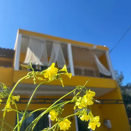 το σπίτι της μέλισσας 1 * Tirós